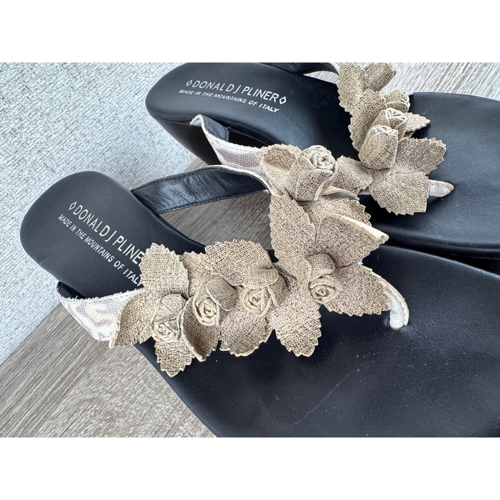 Donald J Pliner Cisso Wedge Thong Sandals Womens 6 Leather Flower Made Italy - Picture 6 of 7